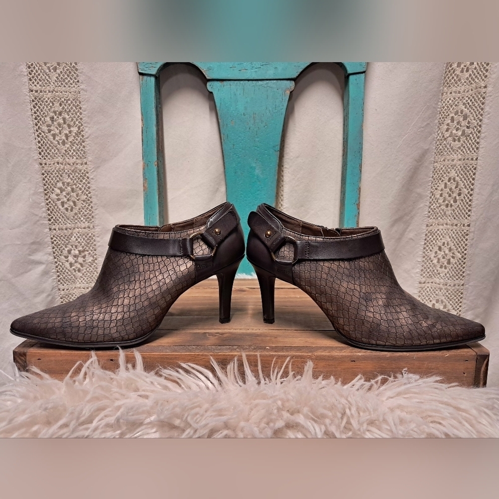 Bandolino Faux Snake Skin Heels Size 7 - Picture 2 of 10